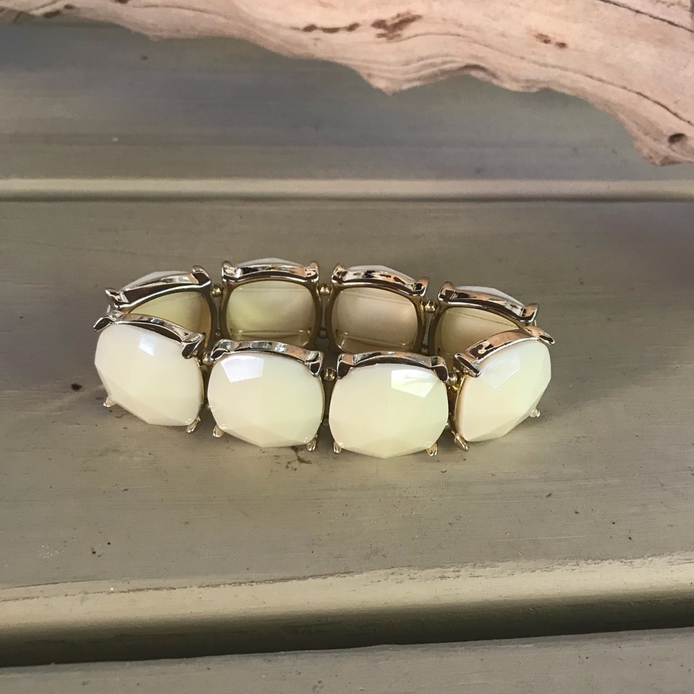 🎁NWOT Cream & Gold Colored Stretch Bracelet